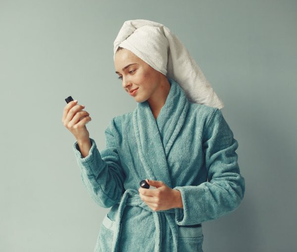 beautiful-girl-standing-with-cream-min beautiful-girl-standing-with-cream-min